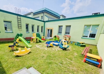 Sieradz: nowy plac zabaw przy miejskim żłobku. Ma wesprzeć rozwój poprzez ruch i pobyt na świeżym powietrzu