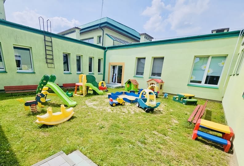 Sieradz: nowy plac zabaw przy miejskim żłobku. Ma wesprzeć rozwój poprzez ruch i pobyt na świeżym powietrzu