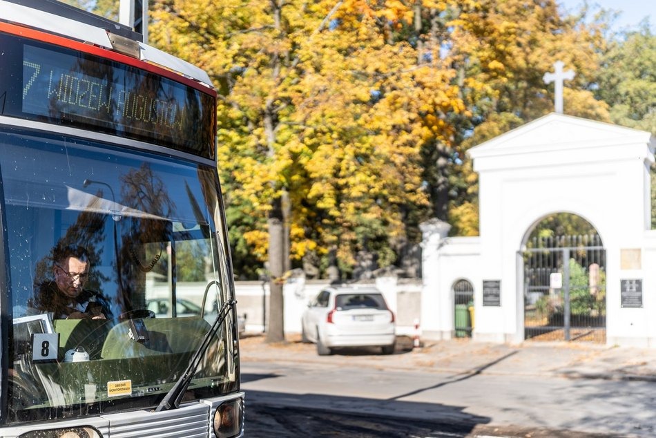 MPK Łódź uruchomiło specjalne linie tramwajowe i autobusy między cmentarzami