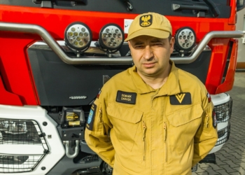 Strażak ze Skierniewic po służbie uratował 91-latkę. Dominik Okrasa wyniósł kobietę z płonącego domu
