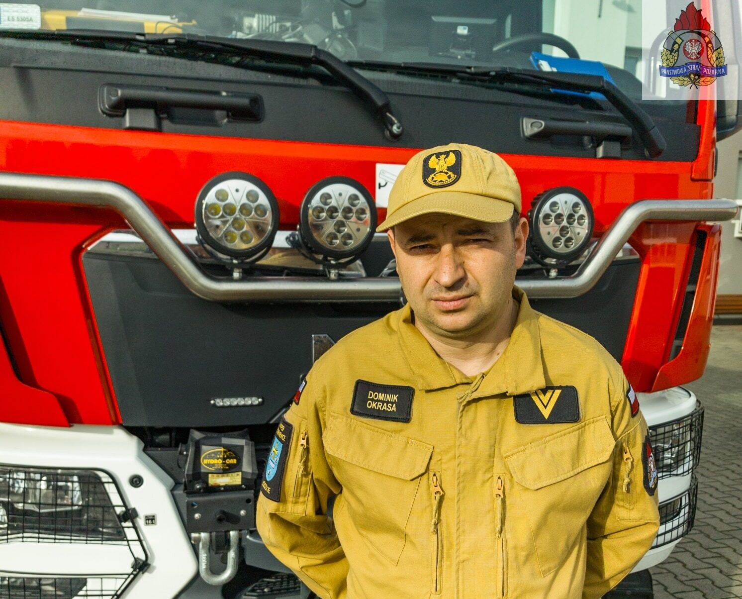 Strażak ze Skierniewic po służbie uratował 91-latkę. Dominik Okrasa wyniósł kobietę z płonącego domu