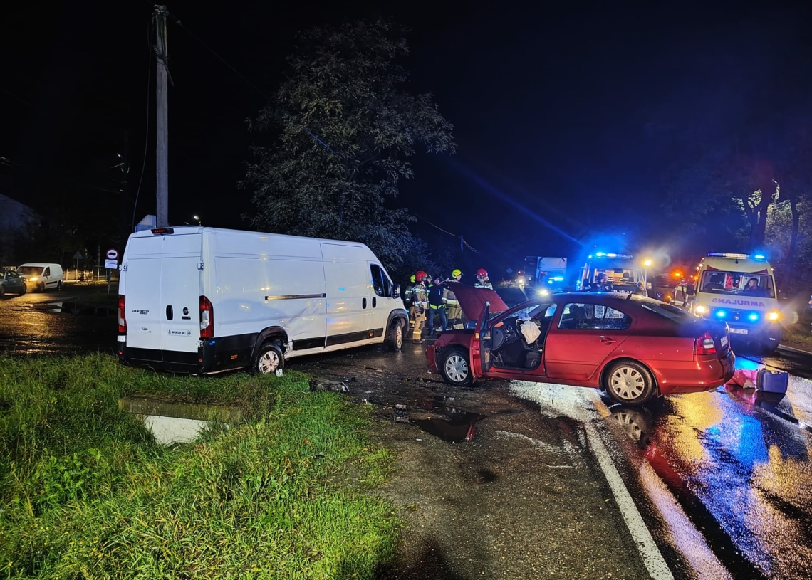 Zderzenie busa i osobówki na DK12. Dwie osoby ranne