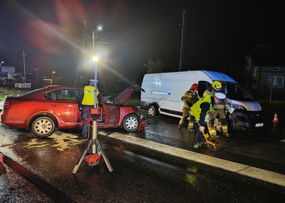 Zderzenie busa i osobówki na DK12. Dwie osoby ranne