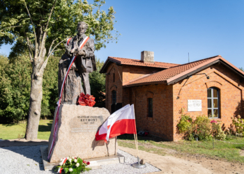 Pomnik Władysława Reymonta w Lipcach. Rzeźba stanęła przy dawnym domu noblisty