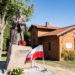 Pomnik Władysława Reymonta w Lipcach. Rzeźba stanęła przy dawnym domu noblisty 10 Pomnik Władysława Reymonta w Lipcach. Rzeźba stanęła przy dawnym domu noblisty