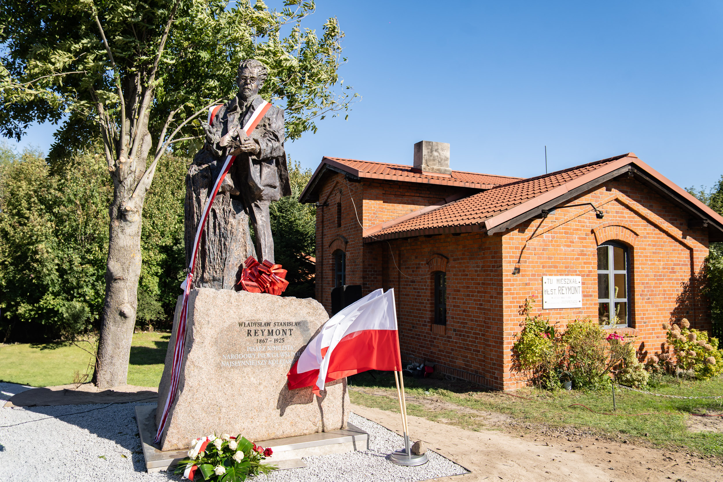 Pomnik Władysława Reymonta w Lipcach. Rzeźba stanęła przy dawnym domu noblisty