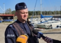 Ćwiczenia policyjnych psów służbowych nad Zalewem Sulejowskim