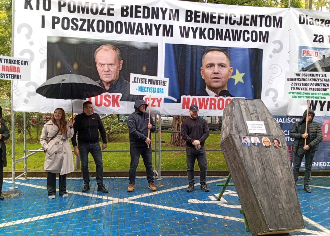 Protest przed WFOŚiGW w Łodzi. Beneficjenci programu „Czyste powietrze” czują się oszukani