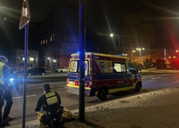 70-latek przewrócił się i uderzył głową o beton. Na karetkę czekał 34 minuty