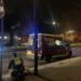 70-latek przewrócił się i uderzył głową o beton. Na karetkę czekał 34 minuty