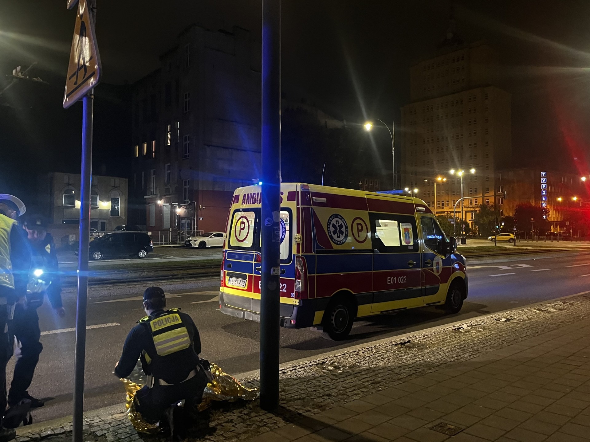70-latek przewrócił się i uderzył głową o beton. Na karetkę czekał 34 minuty