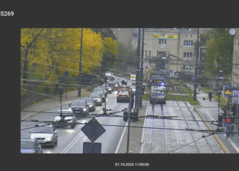 Zderzenie tramwaju z osobówką. Uruchomiono komunikację zastępczą