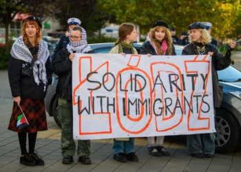 Manifestacje w centrum Łodzi. Jedni wyrażali solidarność, a drudzy sprzeciw wobec migrantów [ZDJĘCIA]