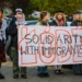 Manifestacje w centrum Łodzi. Jedni wyrażali solidarność, a drudzy sprzeciw wobec migrantów [ZDJĘCIA]