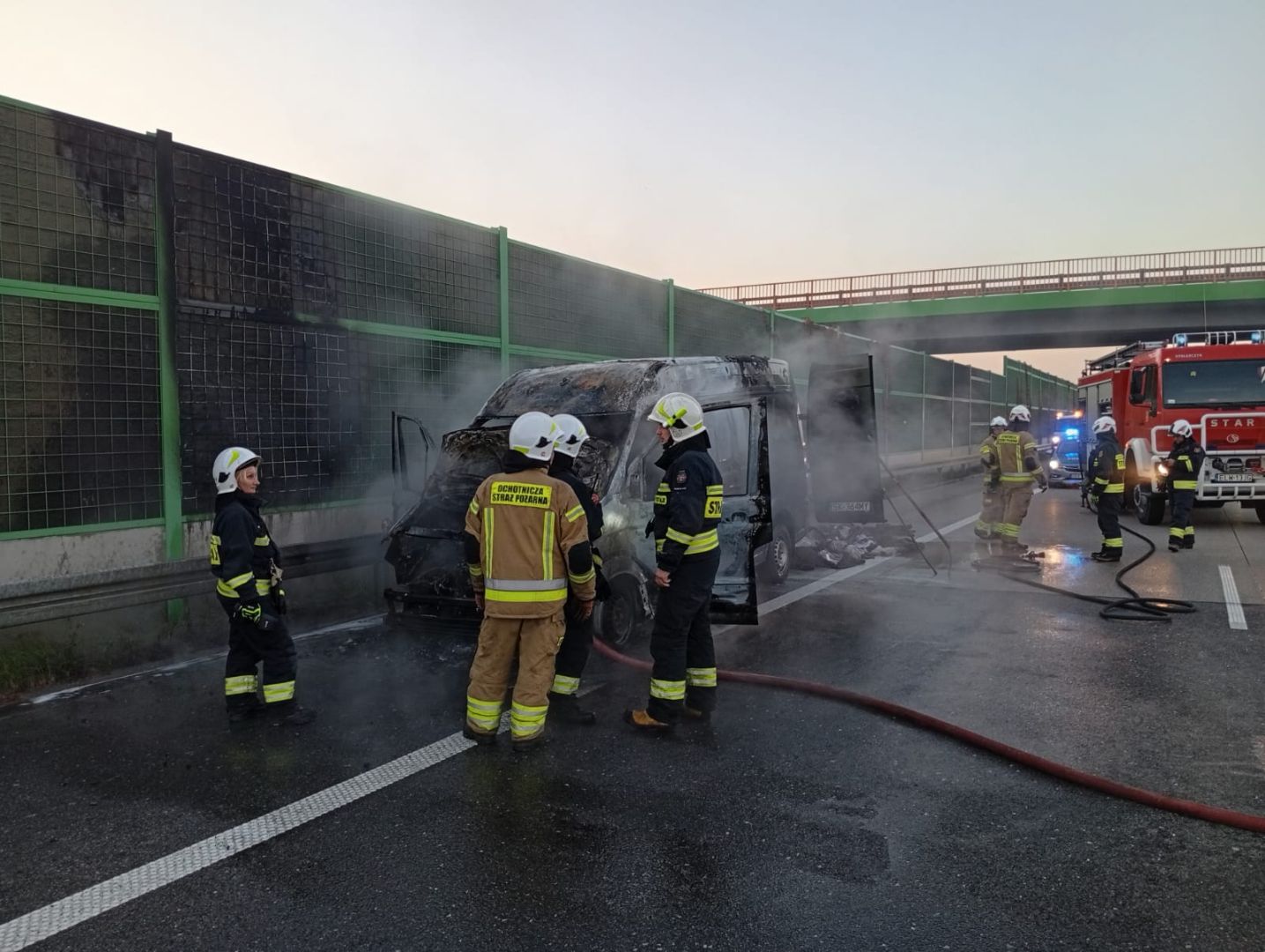 Pożar busa na A1 w kierunku Gdańska. Utrudnienia na drodze