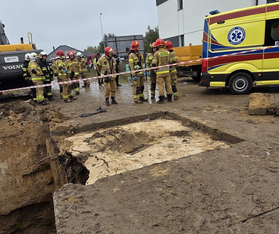 Tragiczny wypadek w Bełchatowie. 35-latek przysypany przez ziemię w wykopie 1 Tragedia w Bełchatowie. 35-latek przysypany przez ziemię w wykopie