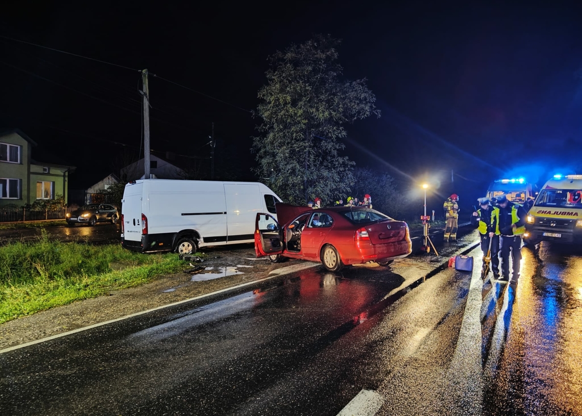 Zderzenie busa i osobówki na DK12. Dwie osoby ranne