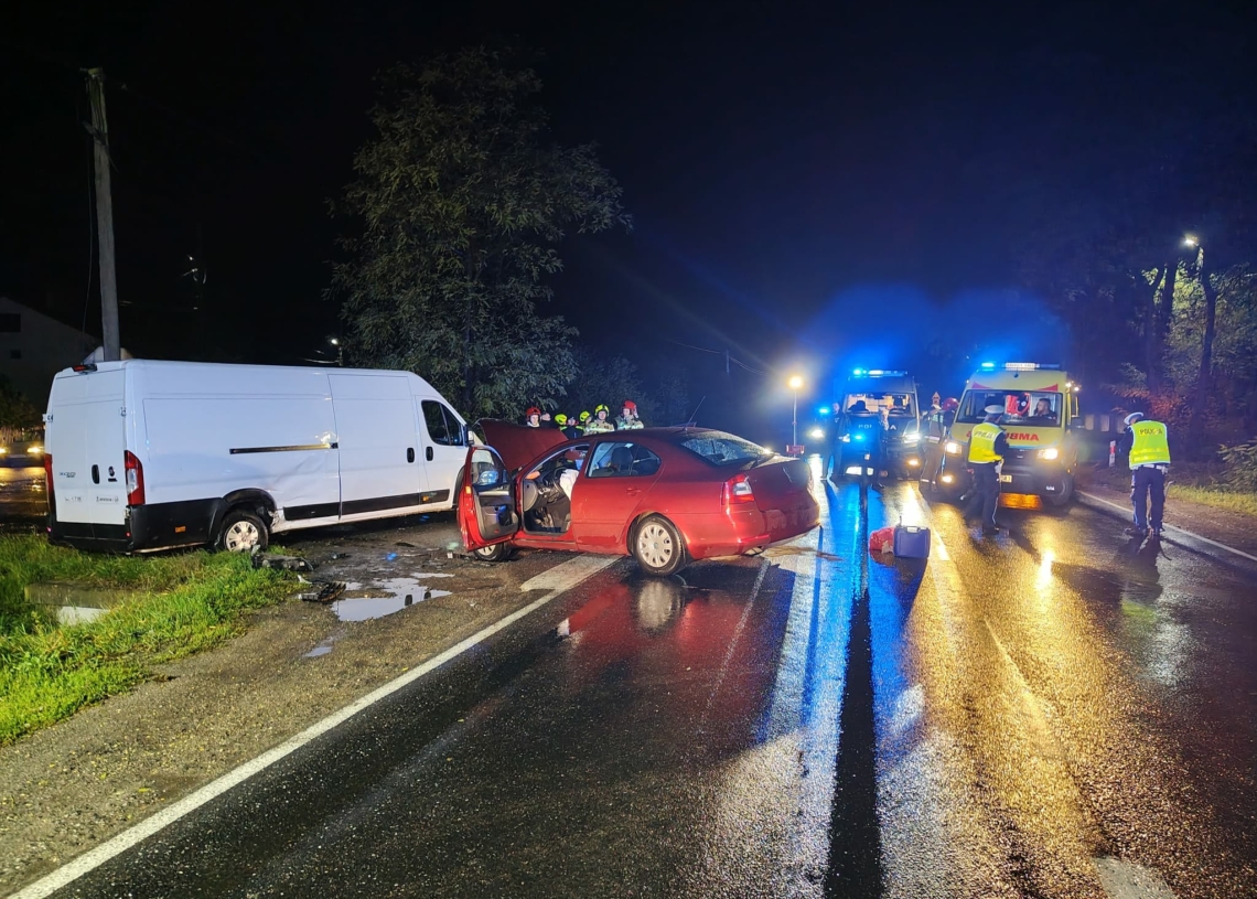 Zderzenie busa i osobówki na DK12. Dwie osoby ranne