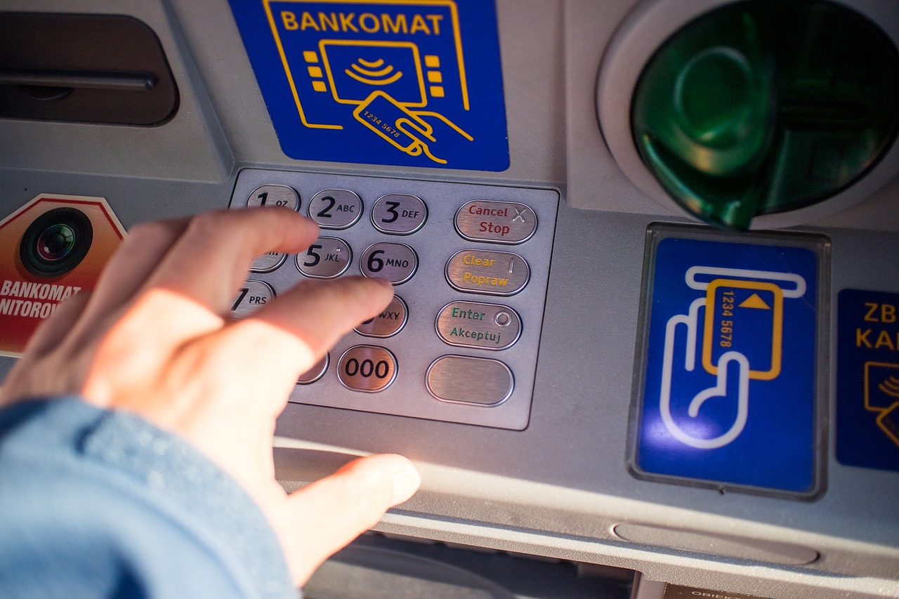 Nieuprawnione wypłaty z kont bankowych. Poszkodowani także klienci z Łódzkiego