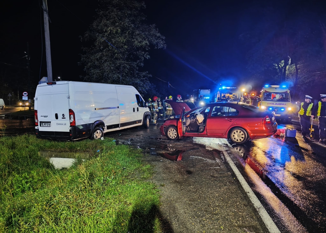 Zderzenie busa i osobówki na DK12. Dwie osoby ranne