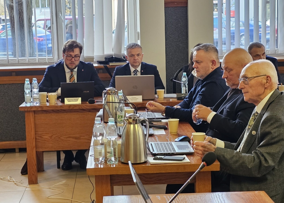 Radni przegłosowali podwyżkę dla prezydenta Piotrkowa Trybunalskiego. Będzie zarabiał o prawie 1000 złotych więcej