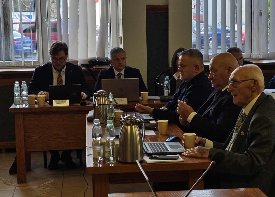 Radni przegłosowali podwyżkę dla prezydenta Piotrkowa Trybunalskiego. Będzie zarabiał o prawie 1000 złotych więcej