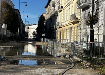 Zalana aleja 1 Maja w Łodzi. Lokatorzy tymczasowo umieszczeni w hotelach nie mogą wrócić po swoje rzeczy
