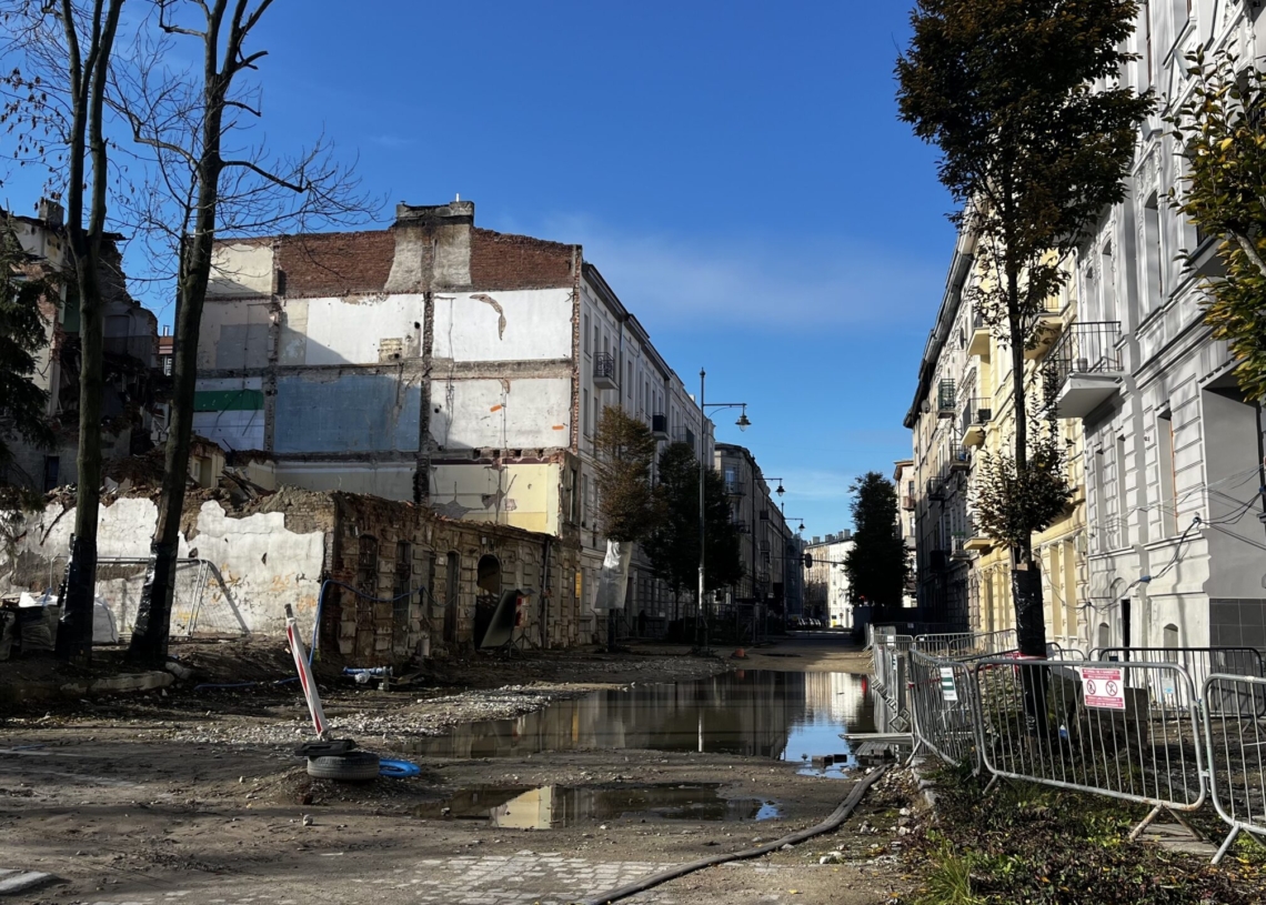 Zalana aleja 1 Maja w Łodzi. Lokatorzy tymczasowo umieszczeni w hotelach nie mogą wrócić po swoje rzeczy