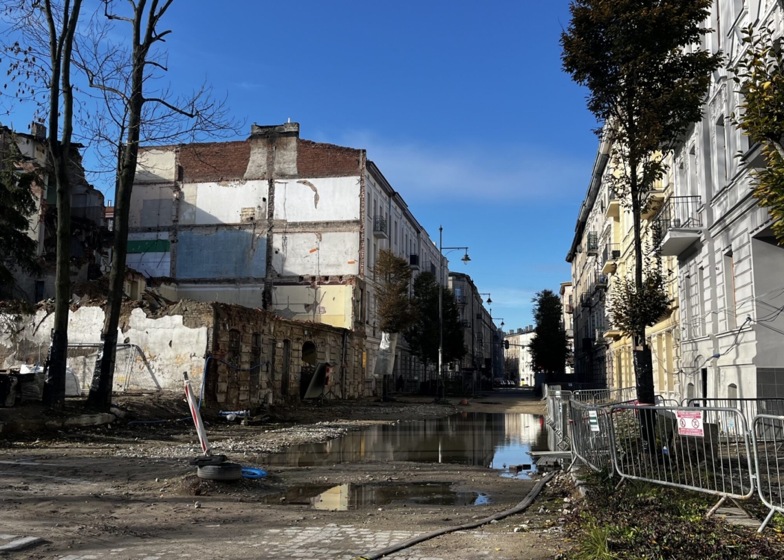 Zalana aleja 1 Maja w Łodzi. Lokatorzy tymczasowo umieszczeni w hotelach nie mogą wrócić po swoje rzeczy