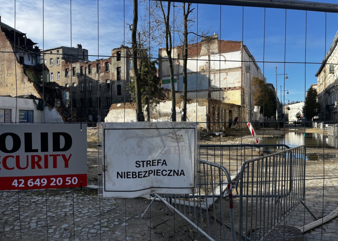 Zalana aleja 1 Maja w Łodzi. Lokatorzy tymczasowo umieszczeni w hotelach nie mogą wrócić po swoje rzeczy