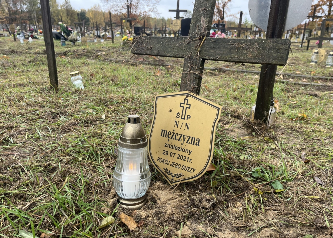 Zapalili znicze na zapomnianych grobach