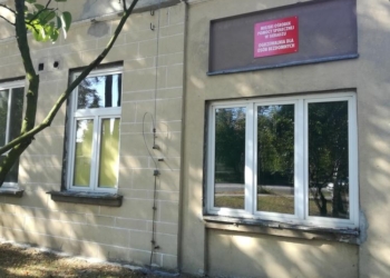 Ogrzewalnia dla osób w kryzysie bezdomności w budynku Urzędu Miasta. Lokalizacja budzi wątpliwości