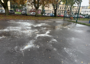 Rodzice dzieci ze SP 153 w Łodzi walczą o remont boiska
