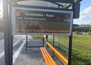 Pierwsza wiata przystankowa w Łodzi z elektroniczną tablicą, fot. K. Józefowicz