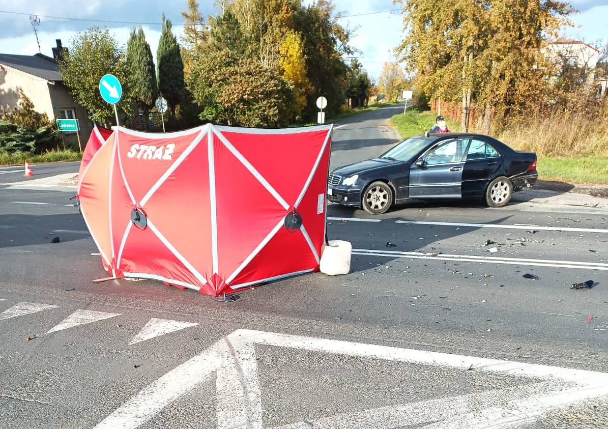 Wypadek w Ozorkowie. Nie żyje motocyklista, jedna osoba ranna