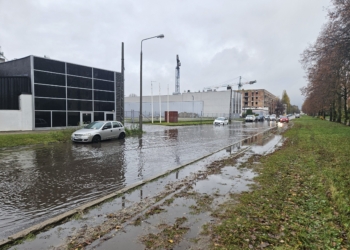 Ulewny poranek w Łodzi. Zalane ulice, zatkane liśćmi studzienki kanalizacyjne