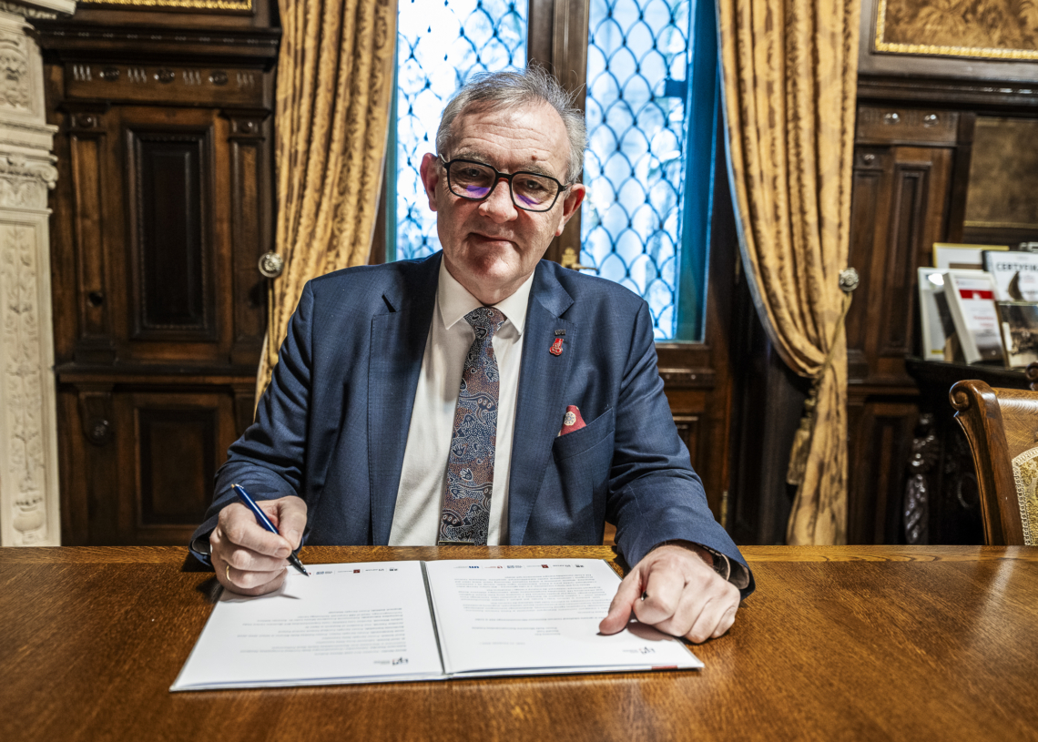 Czy w Łodzi powstanie Centrum Kosmiczno-Obronnościowe ESA? Rektor Politechniki Łódzkiej popiera ten pomysł 1 Czy w Łodzi powstanie Centrum Kosmiczno-Obronnościowe ESA? Rektor Politechniki Łódzkiej popiera ten pomysł