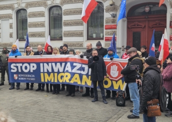 Marsz antyimigrancki i kontrprotest w centrum Łodzi