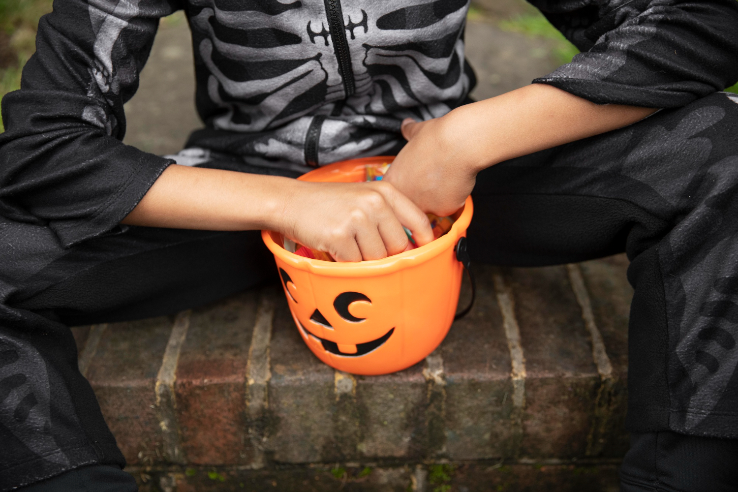 Zaklejone zamki przy Broniewskiego w Łodzi. Halloweenowy „psikus”?