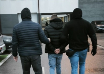Policja zapukała do mieszkania na Bałutach. Zatrzymano sprawcę brutalnego rozboju