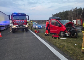 Wypadek na trasie S8. W zderzeniu busa z ciężarówką ucierpiały 4 osoby