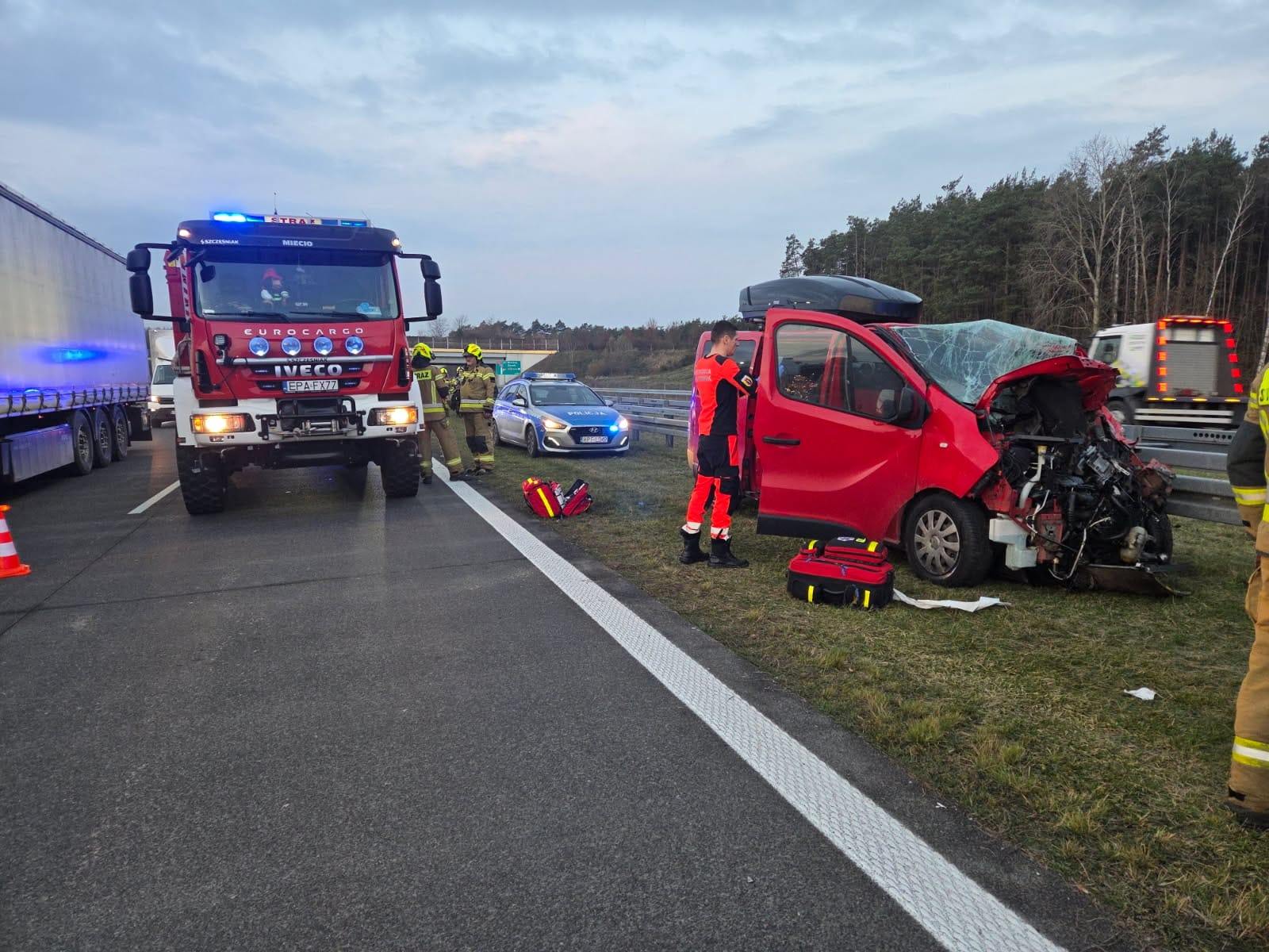 Wypadek na trasie S8. W zderzeniu busa z ciężarówką ucierpiały 4 osoby