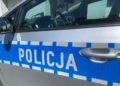Wjechał w ogrodzenie stacji benzynowej i dachował. Policjanci poszukują sprawcy kolizji 1 Wjechał w ogrodzenie stacji benzynowej i dachował. Policjanci poszukują sprawcy kolizji