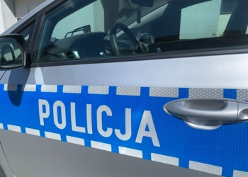 Wjechał w ogrodzenie stacji benzynowej i dachował. Policjanci poszukują sprawcy kolizji