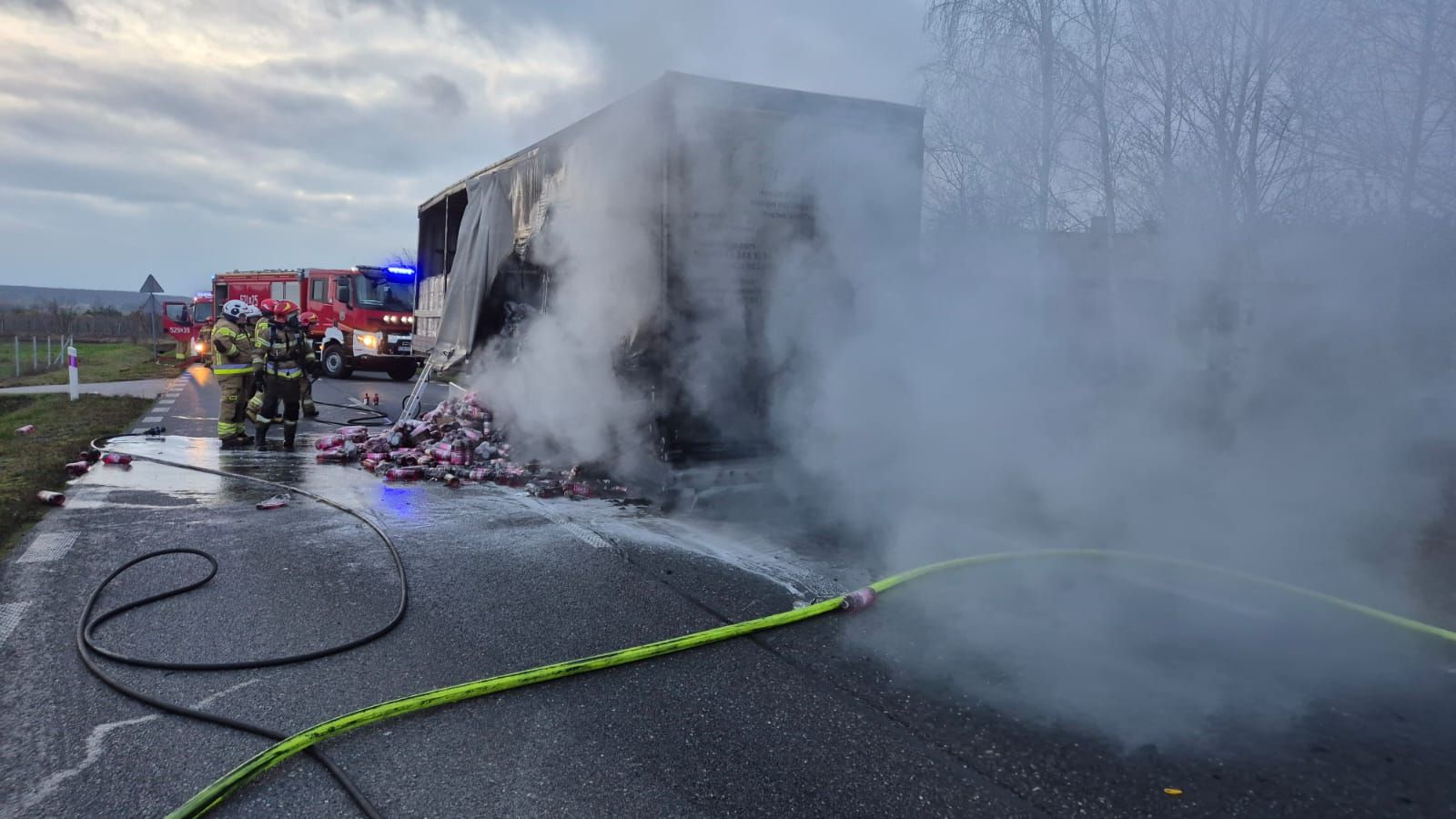 Zablokowana DW725 w kierunku Grójca. Powodem spalona naczepa