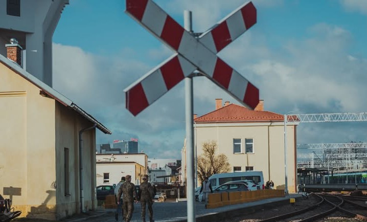 Akt dywersji na torach we wschodniej Polsce. Wojskowa obserwacja tras kolejowych także w Łódzkiem