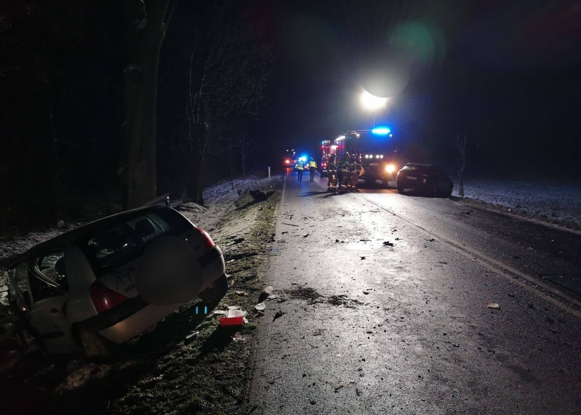 Ślisko na drogach w Łódzkiem: wypadki w Dębołęce i na S14, utrudnienia w ruchu 1 Ślisko na drogach w Łódzkiem: wypadki w Dębołęce i na S14, utrudnienia w ruchu