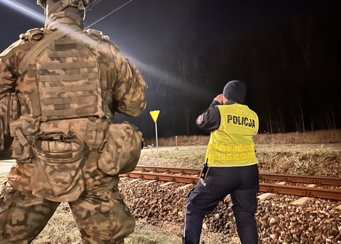 Wpadł do piwnicy, mógł zginąć z wychłodzenia. 16-latek ze Skierniewic uratowany dzięki ogólnopolskiej akcji służb 1 Wpadł do piwnicy, mógł zginąć z wychłodzenia. 16-latek uratowany dzięki wspólnemu patrolowi służb