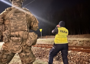 Wpadł do piwnicy, mógł zginąć z wychłodzenia. 16-latek ze Skierniewic uratowany dzięki ogólnopolskiej akcji służb 1 Wpadł do piwnicy, mógł zginąć z wychłodzenia. 16-latek uratowany dzięki wspólnemu patrolowi służb