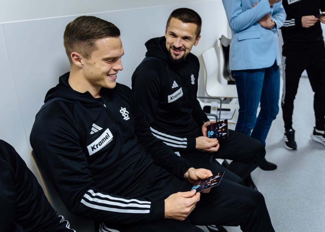 Piłkarze i trenerzy ŁKS-u zachęcają do badań w ramach Movember. "Szybko, sprawnie i bezboleśnie"